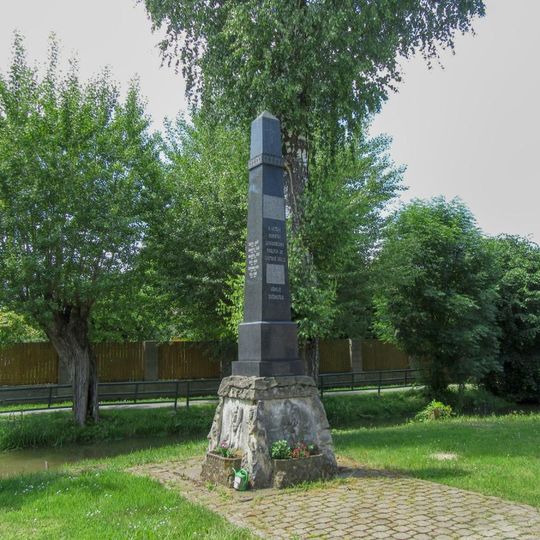 Pomník padlým v Liboši na návsi