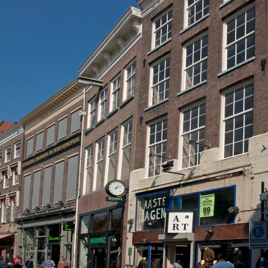 Hoekpand met rechte lijstgevels en jongere onderpuien