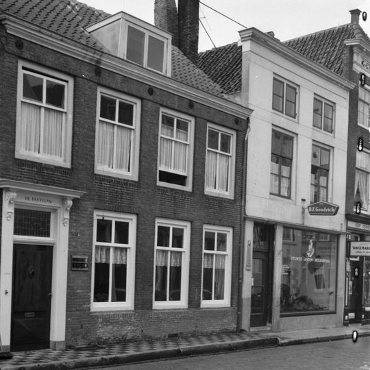 Huis genaamd 'De houttuin' met rechte gevel