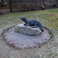 Socha vydry v zámeckém parku ve Vlašimi