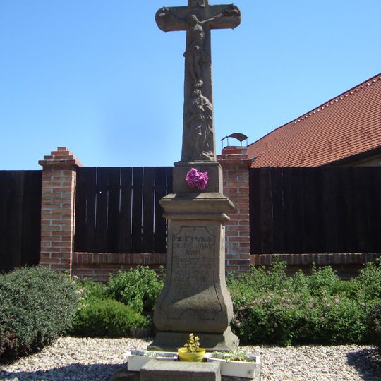 Kříž u kapličky