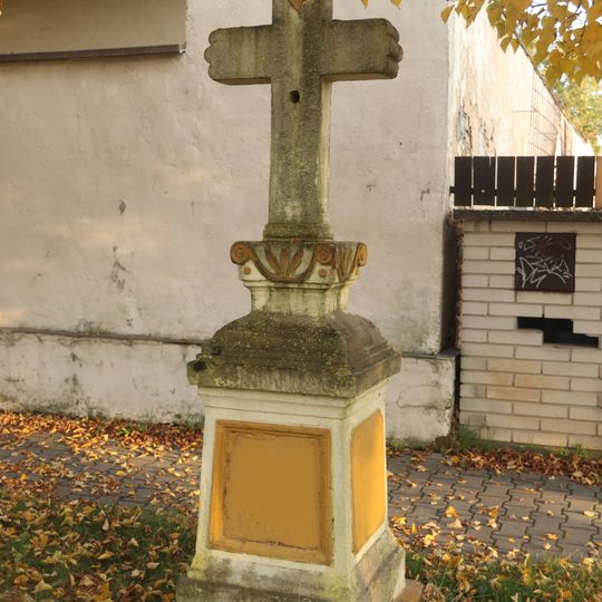 Kříž u domu 10 v Staroújezdské ulici v Újezdu nad Lesy