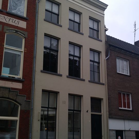 Pand met eenvoudige gepleisterde lijstgevel