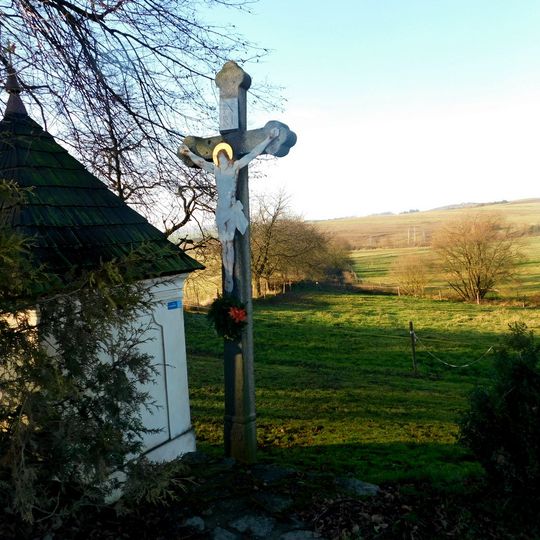 Kříž u kaple svatého Jana Nepomuckého v Kameničce