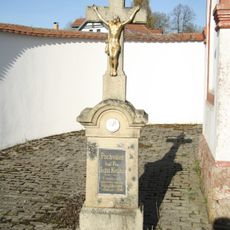 Kříž u kaple v Cholunné