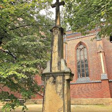 Krzyż kamienny przy kościele św. Marii Magdaleny w Chorzowie