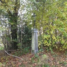 Kříž jižně od Hlohové u silnice