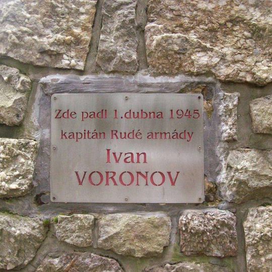 Pomník západně od Nepomuku v Brdech