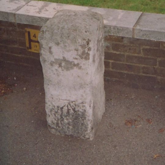 Milestone, Kingston Road, 6m W of Warwick Avenue