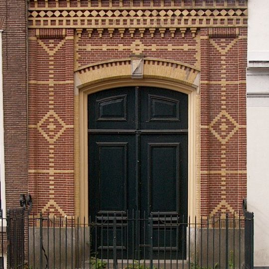 Poortje met stoep en stoephek