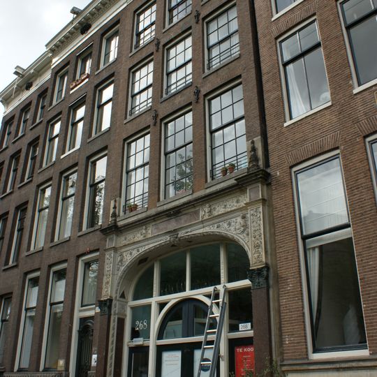 Pand met gevel onder rechte lijst met triglyfen