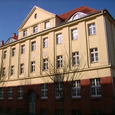 Allgemeine Ortskrankenkasse; Verwaltungsgebäude, nach links in geschlossener Bebauung, heute Wohnhaus Gerhart-Hauptmann-Straße 12 (Bahnhofsvorstadt)