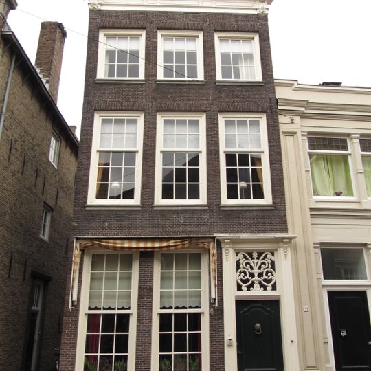 Pand met gave lijstgevel hoekpand schuitemakerstraat