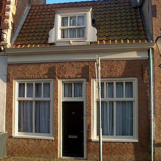 Hoogst eenvoudig pandje zonder verdieping onder dwarskap met kapel