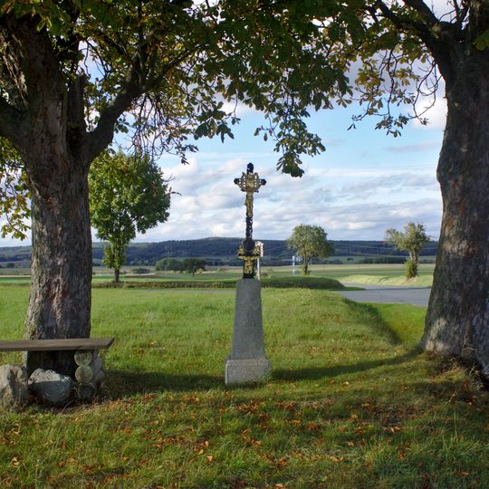 Kříž nad Darmyšlí u křižovatky