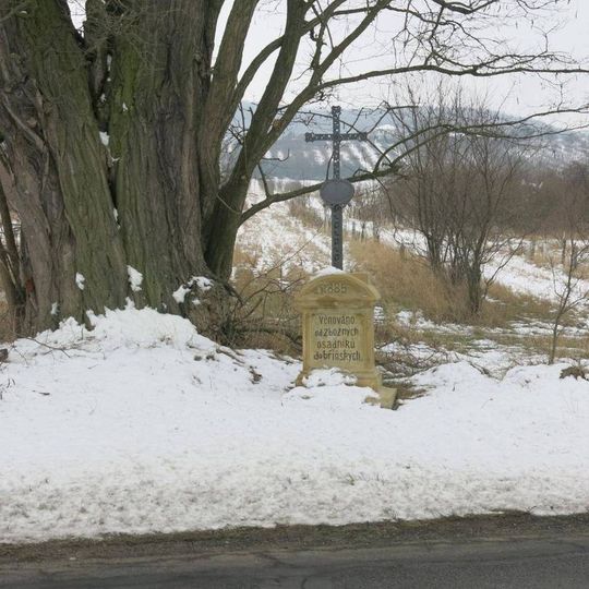 Kříž u silnice jižně od Dobříně