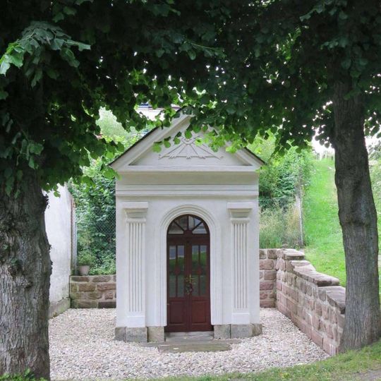 Kaplička u viaduktu v Jičínské ulici v Lomnici nad Popelkou