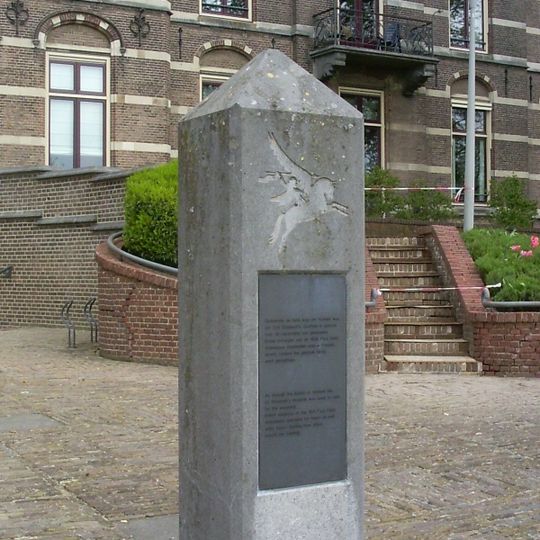 Gedenkzuil bij het St. Elisabeths Gasthuis