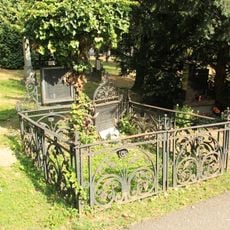 Ondrejský cintorín, náhrobok s mrežou