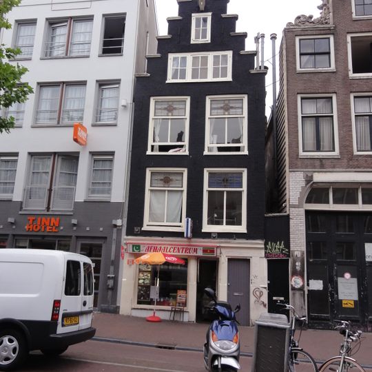 Pand met trapgevel met vleugelstukjes in de top