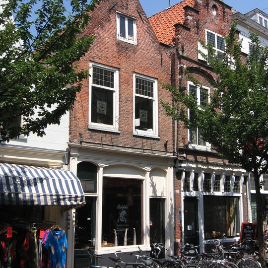 Pand met eenvoudige puntgevel met vlechtingen