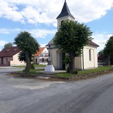 Kříž u kaple v Ponědrážce