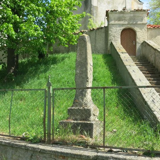 Sloup-obelisk u schodů ke kostelu v Chotětově od Prokopovy ulice