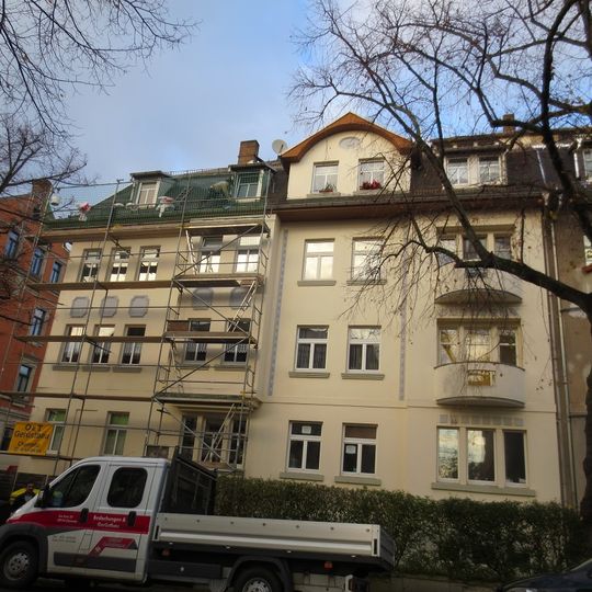 Mietshaus in halboffener Bebauung mit Vorgarten, zusammengehörig mit Terrassenstraße 15 Wilhelm-Weber-Straße 12