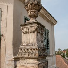 Váza na pilíři v opěrné zdi zámecké zahrady