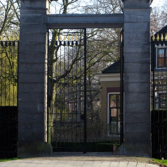 Algemene Begraafplaats: smeedijzeren hek met hekpijlers