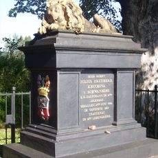 Pomník na hrobě z války roku 1866, mohyla setníka Kruchiny se spícím lvem