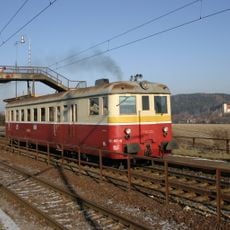 Bývalá lávka přes železniční trať v zastávce Brod nad Tichou