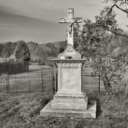 Kříž v severní části Arnultovic