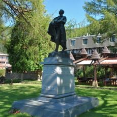 Hotel, pomník so sochou