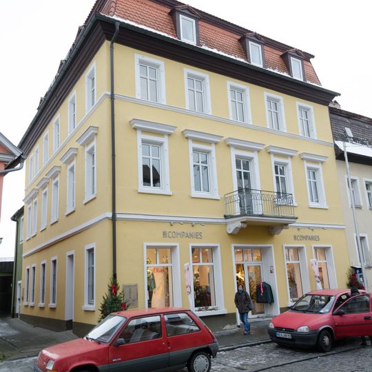 Fassaden eines Mansardwalmdachhauses