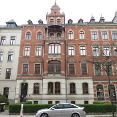 Mietshaus in geschlossener Bebauung mit Vorgarten Weststraße 42