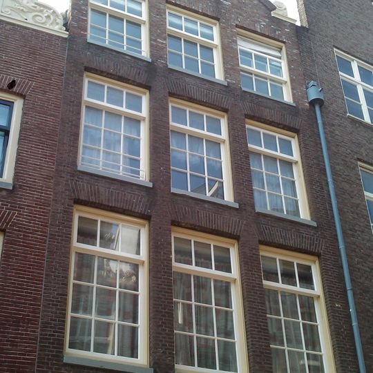 Pand met gevel, onder klokvormige rollagentop