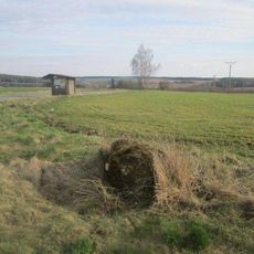 Kříž západně od Kokořova u křižovatky