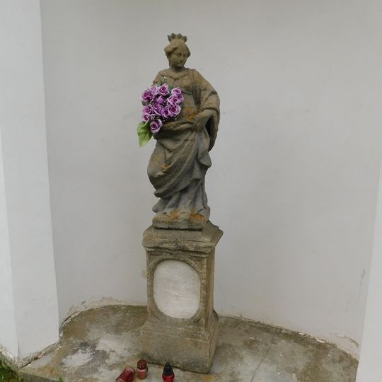 Socha Panny Marie na hřbitově u kostela Povýšení svatého Kříže v Chyši