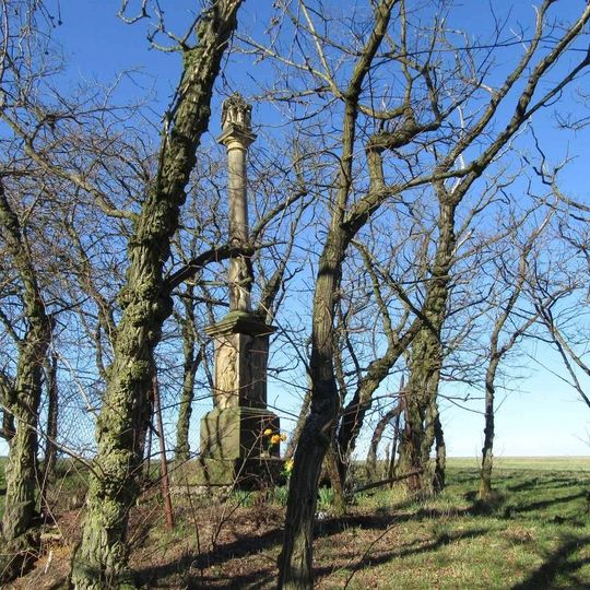 Sloup Svaté Trojice Slavoňov u polní cesty