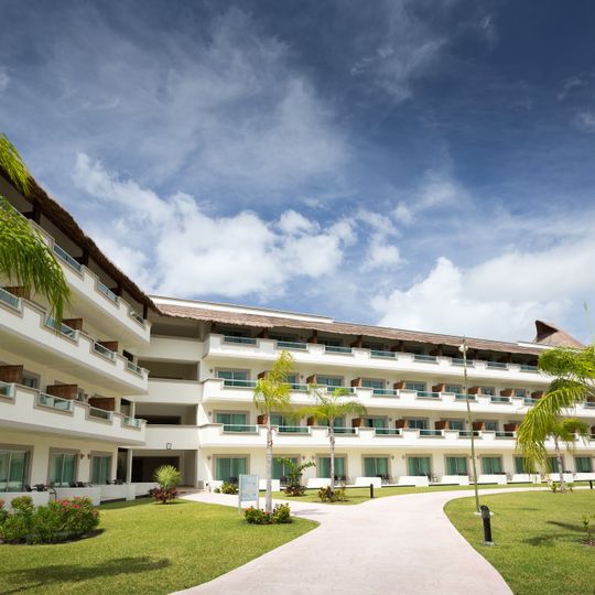 BlueBay Grand Esmeralda