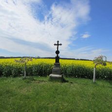 Kříž západně od Švábova u silnice mezi Švábovem a Horní Cerekví
