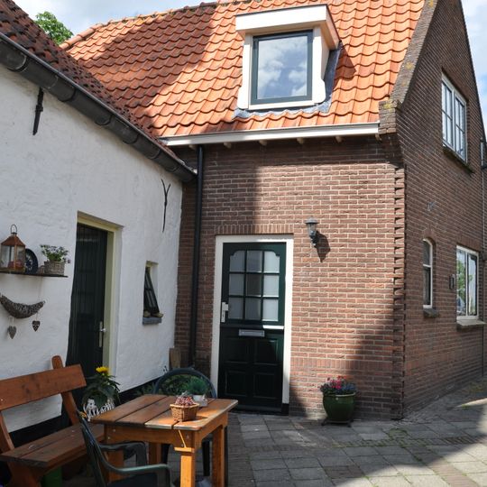 Pandje zonder verdieping onder met oud-hollandse pannen gedekt schilddak