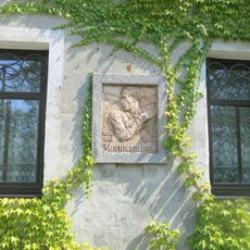 Pamětní deska Loise Zimmermanna na domě na návsi v Orasíně