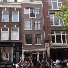 Huis met gevel onder rechte lijst