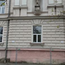 Socha alegorie matematiky ve výklenku budovy školy v Mírové ulici v Mimoni