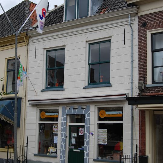 Huis met gepleisterde lijstgevel