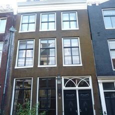 Pand met gave gevel onder rechte lijst waarop dakkapel