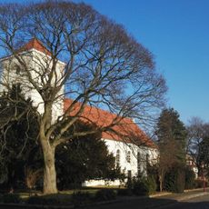 Naturdenkmal Gehölzgruppe an der Kirche in Friesack (Eiche, 2× Linde, 2× Eibe, 2× Esche)