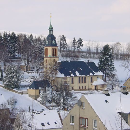 Einzeldenkmale der Sachgesamtheit Himmelfahrtskirche und Kirchhof: Kirche , Aufbahrungshalle , Kirchhofseinfriedung mit Torbogen und auf dem Kirchhof drei Grufthäuser (siehe auch Sachgesamtheitsliste - Obj. 09306020